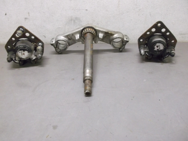 Used Bottom Triple Tree & Front brake Calipers for 86 ZX100A